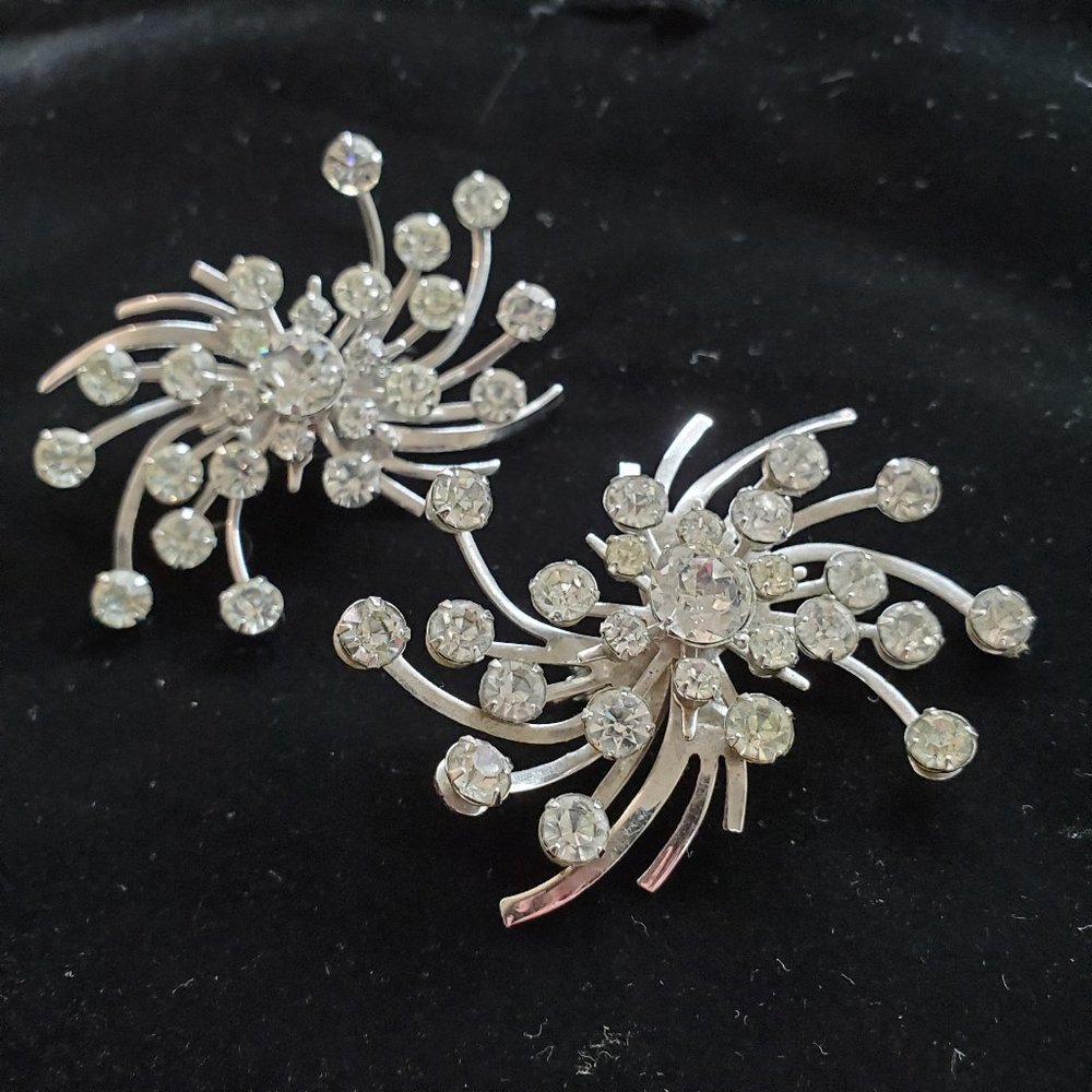 TRUE VINTAGE SPECTULAR RHINESTONE EARRINGS - Picture 1 of 2